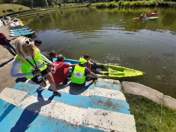 Limitele sunt acolo unde ţi le stabileşti: 10 persoane cu dizabilităţi s-au „dat” cu caiacul, pe lacul din Noua