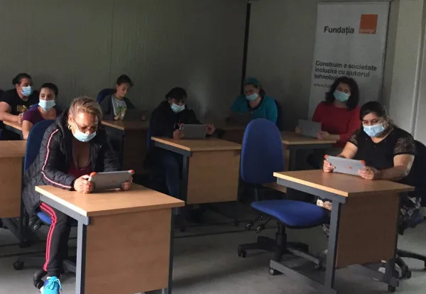 Femeile din Gârcini învaţă să navigheze pe Internet