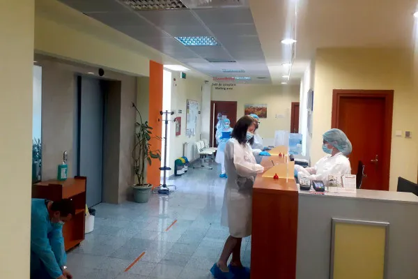 O naştere de pomină la un spital privat din Braşov: Venit să-şi asiste soţia la naştere, a fost luat din sala de aşteptare şi pregătit… de operaţie