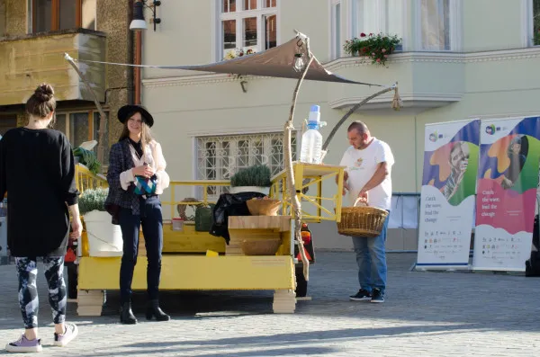 Food Wave, un eveniment inedit oferit Braşovului de Agenţia Metropolitană: Primul parklet, un concept care poate fi regăsit ca parte din strategia unor oraşe majore precum Londra, Berlin, Bogota, Vancouver, Milano
