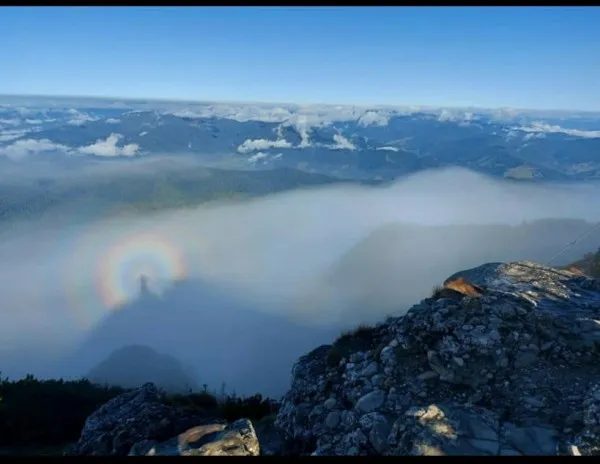 Fenomen rar în munţii Bucegi: imagini cu „omul din nori”