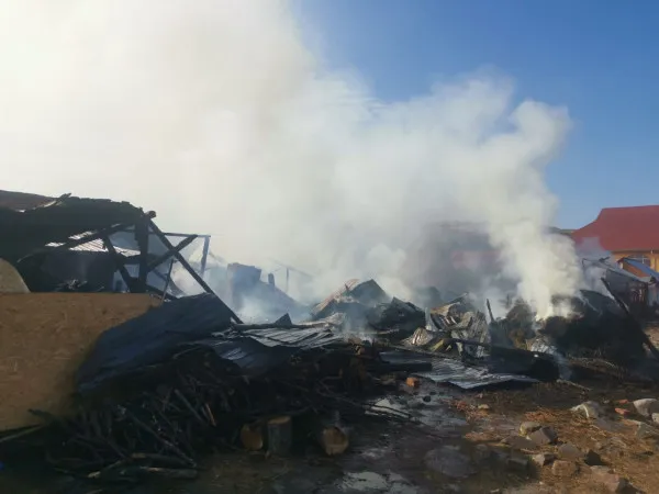 Ticuşu Vechi: De la grajd, le-a luat foc şi casa