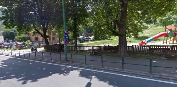 Unde nu e balustradă, e loc de parcare