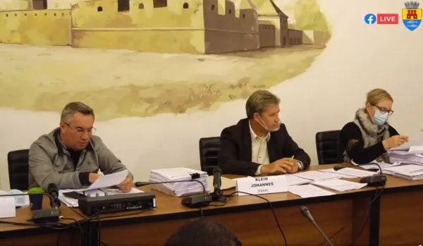 De noaptea minţii unui primar: A încercat să-şi convingă CL-ul să îşi voteze singur „concedierea”. După ce Prefectura i-a dat în scris că nu are motive legale să o facă