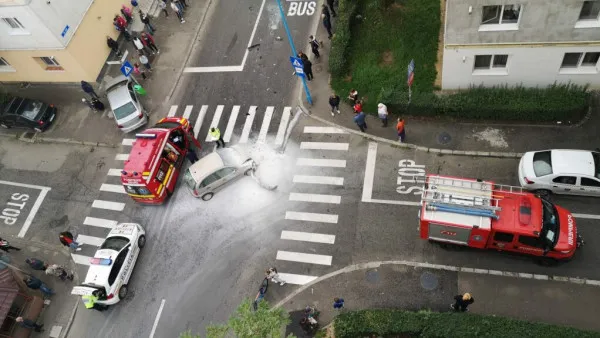 Unul retezat, altul răsturnat. Accident spectaculos pe strada Lânii