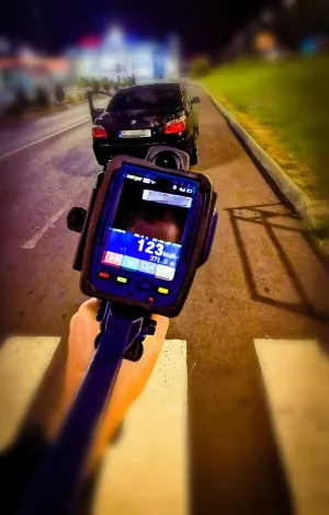 Tupeu de BMW-ist: Prins cu 123 km/oră i-a luat peste picior pe poliţişti