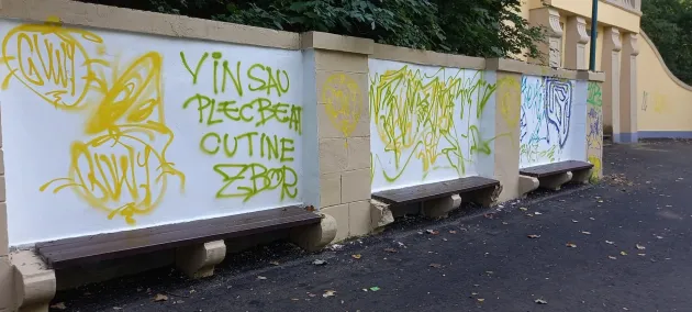 „Dumnezeu este cu noi”. Doar o lună a rămas curat zidul Apeductului de sub Tâmpa, acum e din nou plin de graffiti
