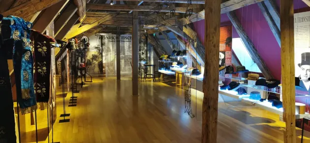 Expoziţie cu pălărie, toate din Braşov