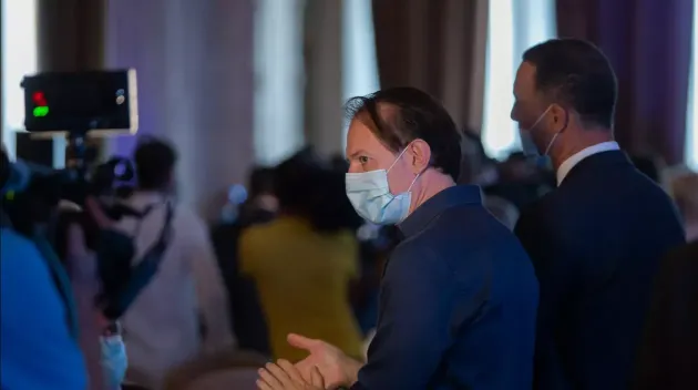 Cu paşaport şi la restaurant