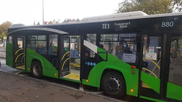 12 linii speciale pentru transportul elevilor în municipiul Brașov. Autobuzele „TE” vor ajunge în șase noi zone ale orașului