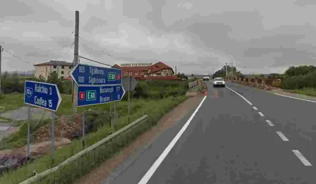 Trafic restricționat pe DN 13 în zona Hanul din Ardeal. Direcția Regională de Drumuri și Poduri Brașov a reluat lucrările la podul peste pârâul Ghimbășel