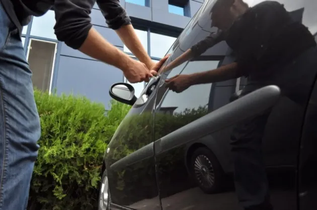 A furat o maşină la Bran, prins la Predeal unde fura benzină