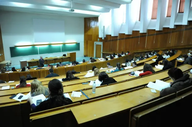 Studenţii de la Universitatea Transilvania încep cursurile cu „prezenţă fizică”