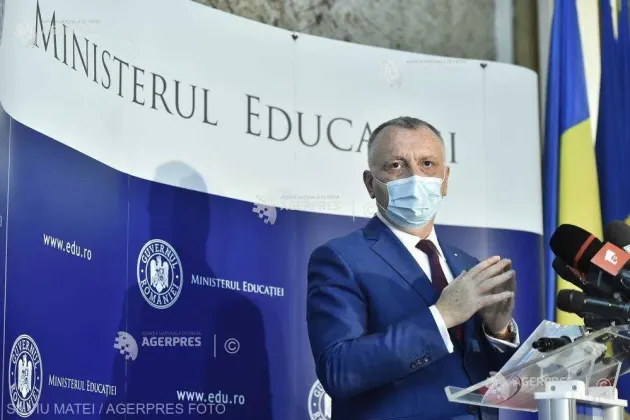 Cine va mai acredita şcolile: ceva experţi, dar şi reprezentanţi MAI, MAPN, de la culte, sindicalişti, părinţi
