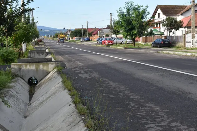 Bani cheltuiţi pentru amenajarea unor rigole inutile pe DN 73, la Râşnov