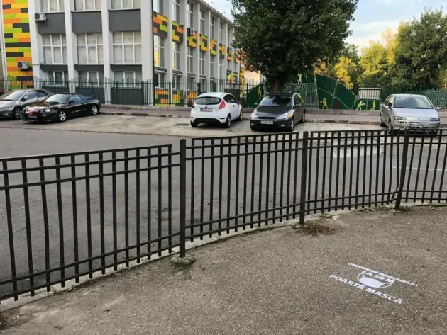 E oficial: măștile sunt obligatorii 100 de metri în jurul școlilor din județul Brașov, dacă stai în loc. Până să se încheie anul școlar anterior, perimetrul stabilit era de 50 de metri în jurul școlilor