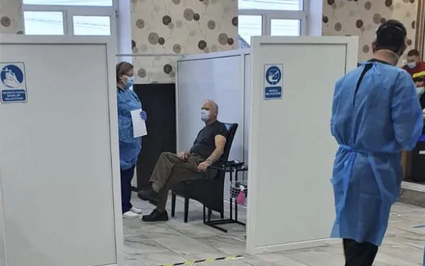 A început administrarea celei de-a treia doze de vaccin anti-Covid. La Braşov, centrele de vaccinare au mărit programul