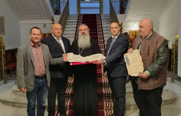 O parte din veşmintele Cuvioasei Paraschiva poposesc la Braşov până vineri dimineaţa