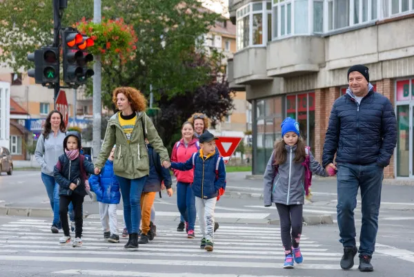 Sfântu Gheorghe: Mergi pe jos, primeşti ghiozdan cu roţi