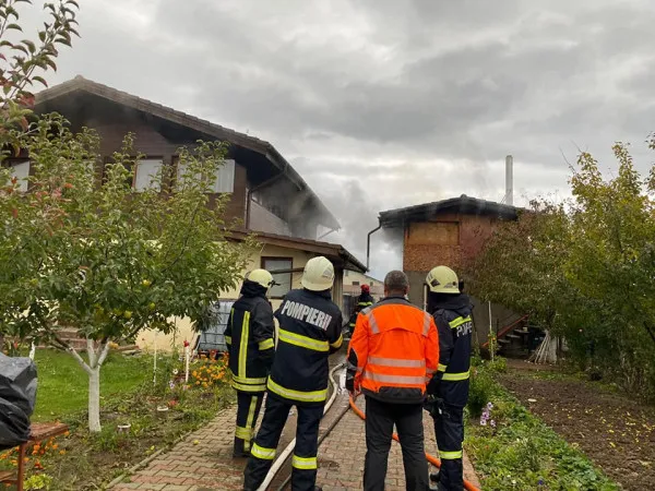 Cristian: Casă în flăcări, 5 maşini de pompieri mobilizate. „Cinste și onoare” și localnicilor care au sărit în ajutor