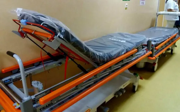 Spitalul Judeţean Braşov: pentru că nu mai ajung paturile la ATI pentru pacienţii cu Covid-19 se cumpără tărgi hidraulice pentru resuscitare