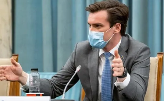 Câte un vaccin pentru fiecare umăr