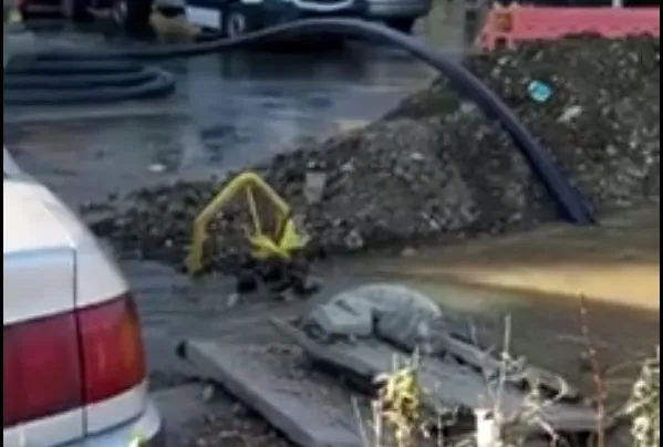 Mai multe blocuri de pe str. 13 Decembrie din Brașov au rămas fără apă. Avaria a apărut când se realiza un foraj vertical