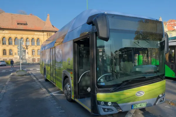 Pe străzile Brașovului circulă zilele acestea un autobuz de 700.000 euro, alimentat cu hidrogen. Primăria Brașov are în plan să cumpere astfel de mijloace de transport