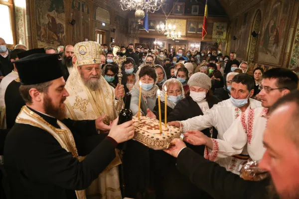 Sărbătoare la Cărpiniș: Biserica, veche de 130 de ani și restaurată în ultimii ani, a fost sfințită de mitropolitul Ardealului