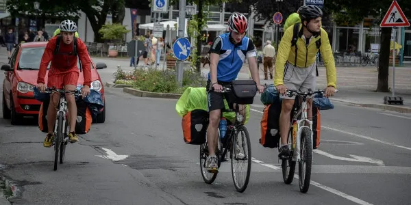 Modificări în Codul Rutier: în ce condiţii pot fi depăşiţi bicicliştii