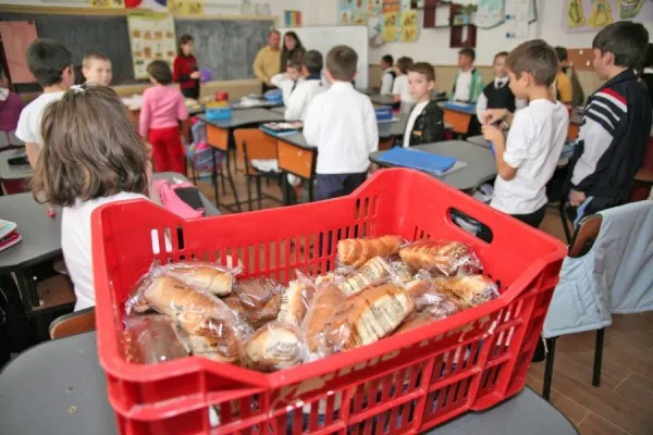 Avem lapte, n-avem pâine şi mere: Din lipsă de oferte, s-a renunţat la ideea furnizorilor pentru şcoli aflaţi la 75 km de Braşov