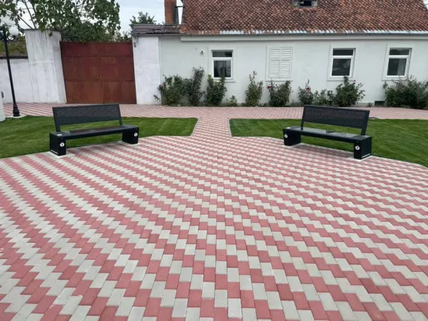 Băncile „smart” au apărut la Ghimbav: luminează, încarcă telefoanele, măsoară calitatea aerului 