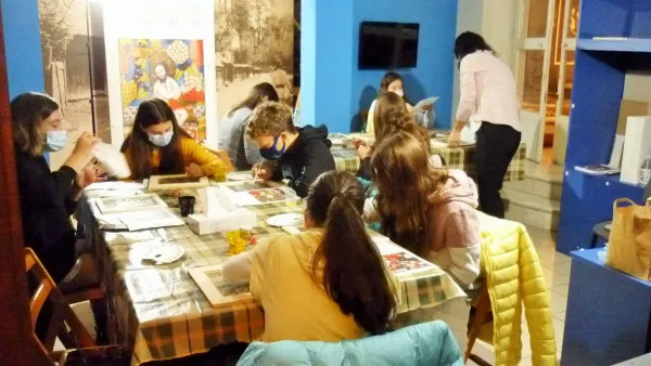 24 de braşoveni, iniţiaţi în tehnicile tradiţionale de pictură pe sticlă şi lemn, specifice Centrului de iconari din Şchei