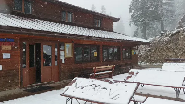 A nins iar în Postăvaru, se anunţă o iarnă timpurie. Pe 10 noiembrie, pârtiile din Poiana Braşov vor fi pregătite de deschidere, grig să fie. Lacul de acumulare e deja plin, pentru zăpadă artificială  