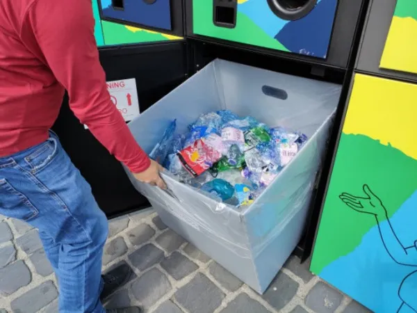 Aproape 5.000 de ambalaje colectate zilnic de automatul PETrică, în Braşov