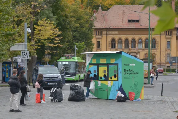 „PETtrică” din Livada Poştei va mai avea doi fraţi în Braşov. Până acum s-au dat 18.000 de bilete RATBV în schimbul ambalajelor colectate