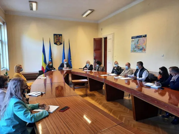 2020 - 2021: 15 autorizaţii de construire, contestate în instanţă de Prefectura Braşov. Primarii, convocaţI la instruire