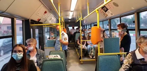 Braşovenii au cam uitat de mască şi sfidează regulile, chiar şi în autobuzele RATBV. Operatorul de transport analizează varianta ca autobuzele să nu mai plece din staţie