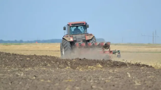 Anchetă în două oraşe pentru tractorul luat din câmp: Hoţii, săltaţi din pat duminică dimineaţă, ambii din satul vecin, Dumbrăviţa