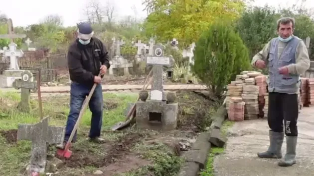 Groparii au avut mai mult de lucru în primăvară, la Braşov, în cimitirele Primăriei. Valul 3 – 10 înmormântări zilnic, valul 4 – cam 5 în fiecare zi