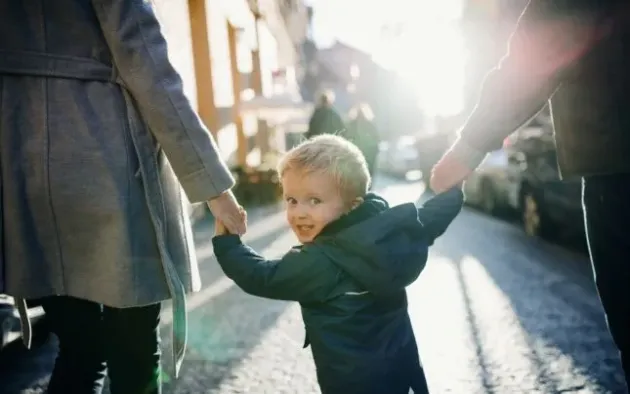 PwC: Zilele libere pentru părinţii cu copii care au cursurile suspendate nu se plătesc pe durata vacanţelor şcolare