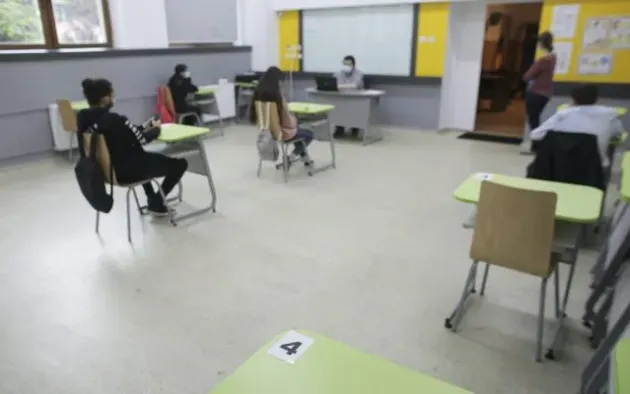 Întreaga şcoală trece în online când jumătate dintre clase au activitatea suspendată din cauza Covid
