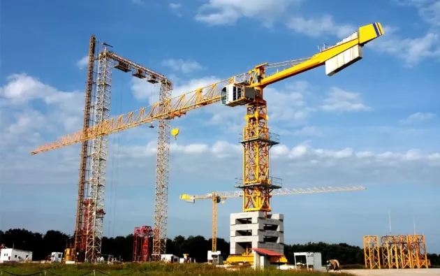 Macaragii şi operatori de motostivuitoare: nici români, nici străini