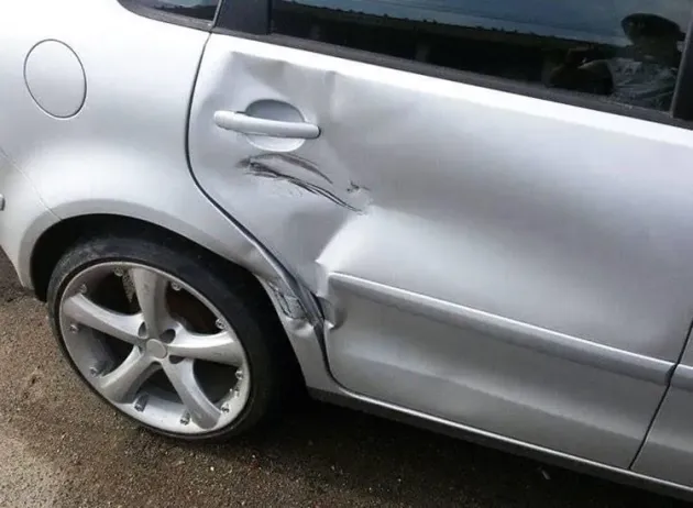 „Mantă” cu un beţiv: Din bordură, în două maşini parcate