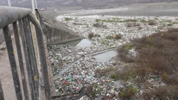 Insula de plastic de pe Olt  