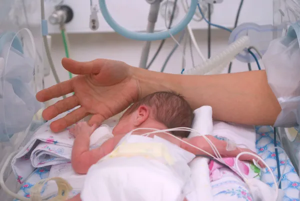 „Mămici şi Tătici” vă cer ajutorul: „Să sprijinim locul în care am fost şi noi şi se întâmplă minuni”, secţia ATI prematuri de la Maternitatea Braşov