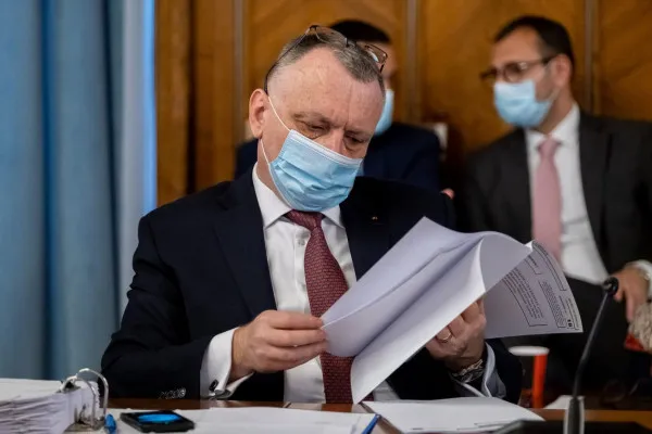 Tezele rămân „pe masă”