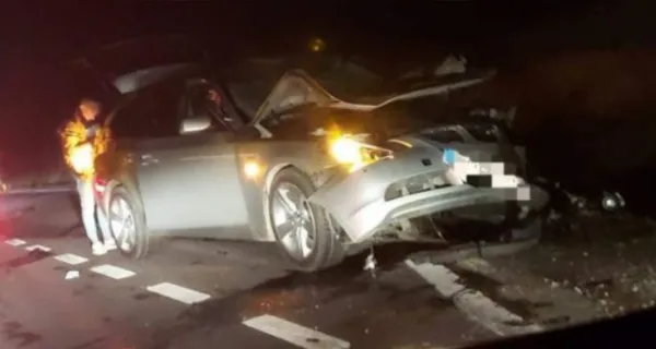 DN1: Impact violent cu o căruţă. Şoferul teafăr, dar cu maşina distrusă,  căruţaşul - rămas inconştient