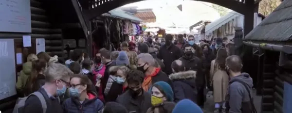 „Nu mi-e teamă de vaccin şi nici de Dracula”: Covidul, „înghesuit” la Bran