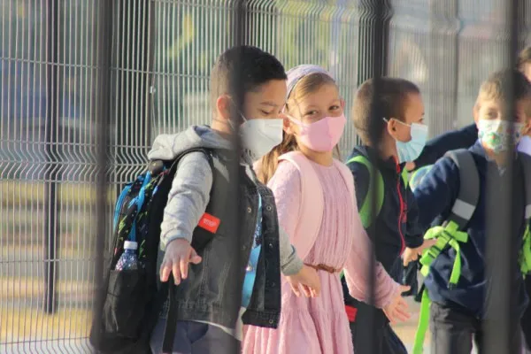 6 din 10 cu 60% din profesori vaccinaţi: 114 unităţi şcolare din judeţul Braşov reîncep, de astăzi, cursurile cu prezenţă fizică
